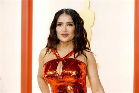 las tetas de salma hayek|Salma Hayek impresiona con apariencia totalmente rejuvenecida